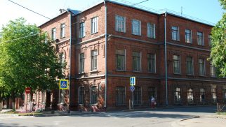 Здание торговой школы, в котором в 1905-1908 годах учился писатель-революционер Фурманов Дмитрий Андреевич